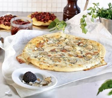 2011-10-pizza-mit-taleggio-und-trueffeln-oder-champignons